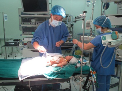 Bé sơ sinh được phẫu thuật cắt 95% tụy thành công tại bệnh viên Vinmec.